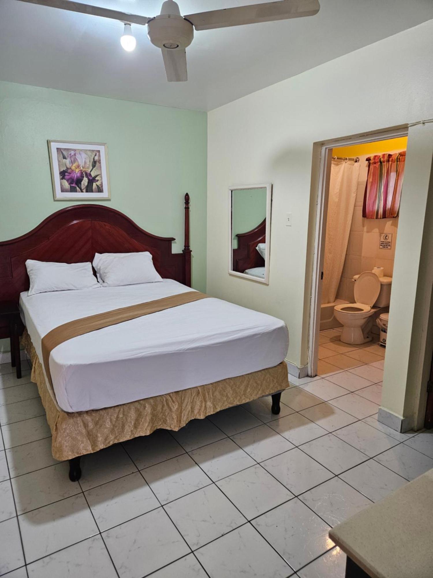 Palm Bay Guest House & Restaurant Montego Bay Exterior foto